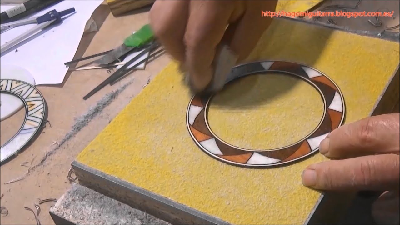 Construcción de guitarras. Rosetas combinadas de alabastro y madera.
