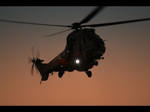 Καρέ-καρέ η νυχτερινή επιχείρηση Super Puma της ΠΑ για την διακομιδή  ασθενούς από πλοίο [vid] | OnAlert