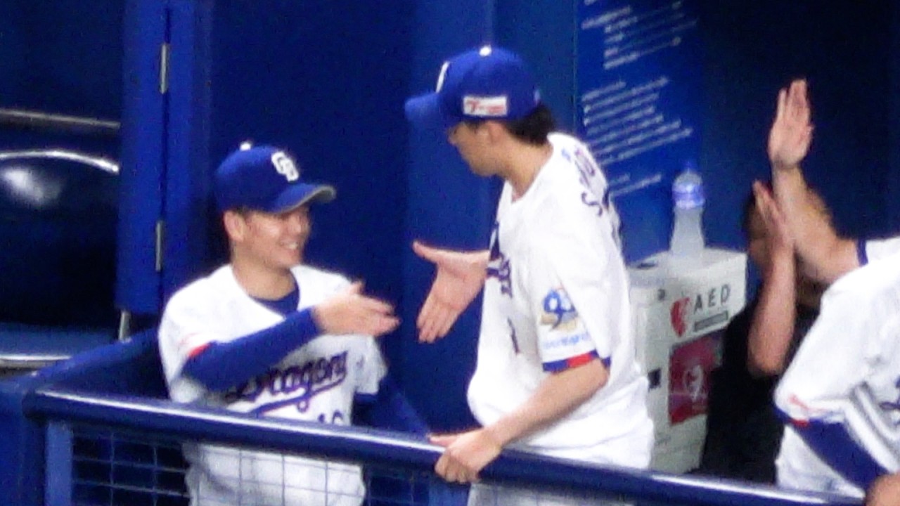 中日【櫻井頼之介】プロ初勝利の瞬間のベンチ みんなから祝福される