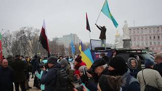 Народ поет Гимн Украины на митинге