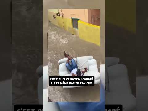 il a un bateau canapé 😂