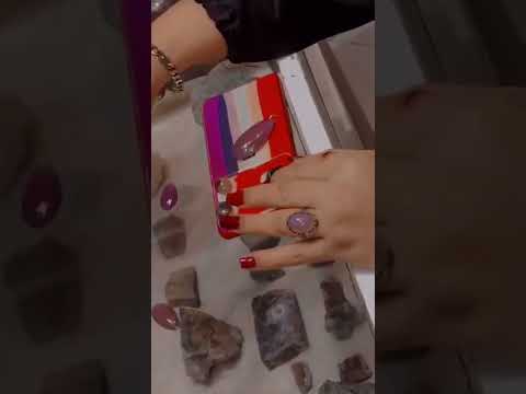 استاد درحال انتخاب سنگ های اصل برای موکل دار کردن طالع بین وپیشگو و باکیفیتترین طلسمات وجادوها