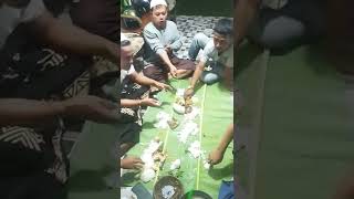 Makan Bareng Bersama  memakai Daun pisang