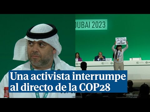 Una activista climática interrumpe entre gritos al director de la COP28