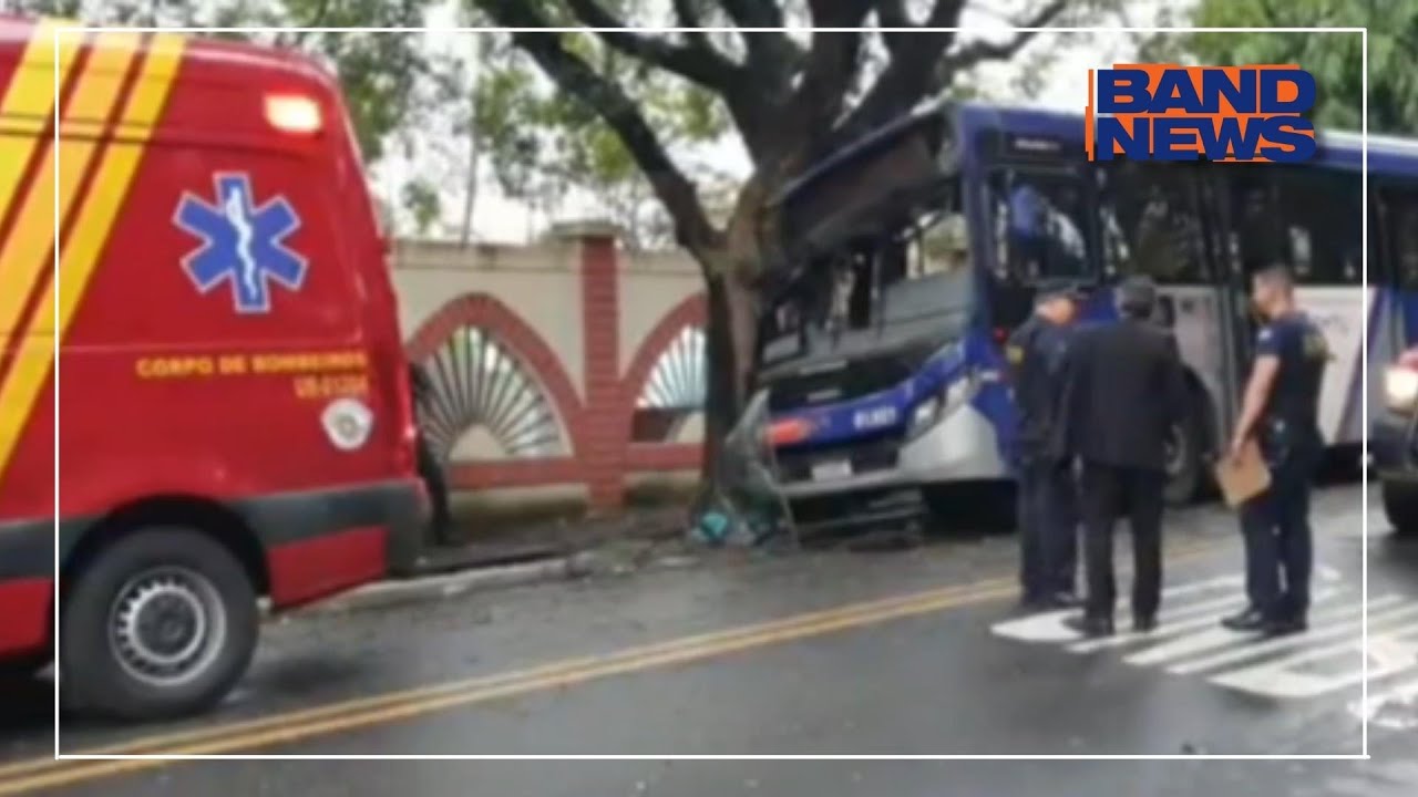 Ônibus bate em árvore e ao menos 12 ficam feridos