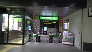 中央本線石和温泉駅の改札口の風景