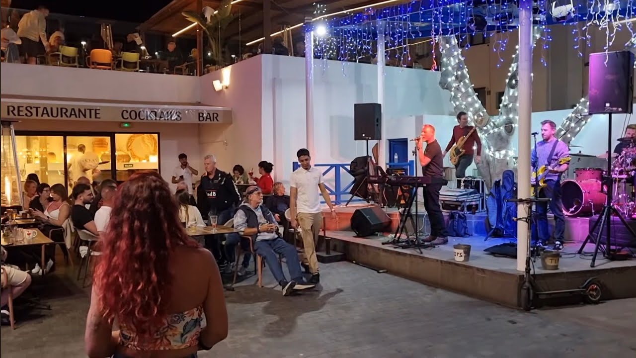 Ночная жизнь в Фуэртевентуре, Корралехо: Музыкальная площадь и бар Rock Island.