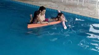 2006-11-26 Gemeas Jade , Naomi E Mamãe Na Piscina 005.Mpg