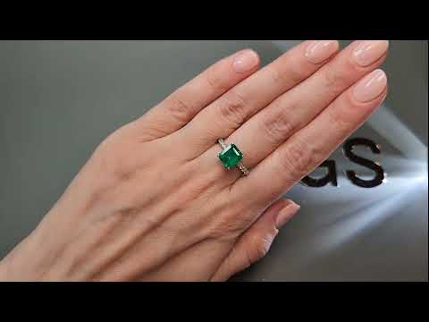 Ring with 2.19 ct colombian Muzo Green emerald and diamonds in 18K white gold Video  № 2