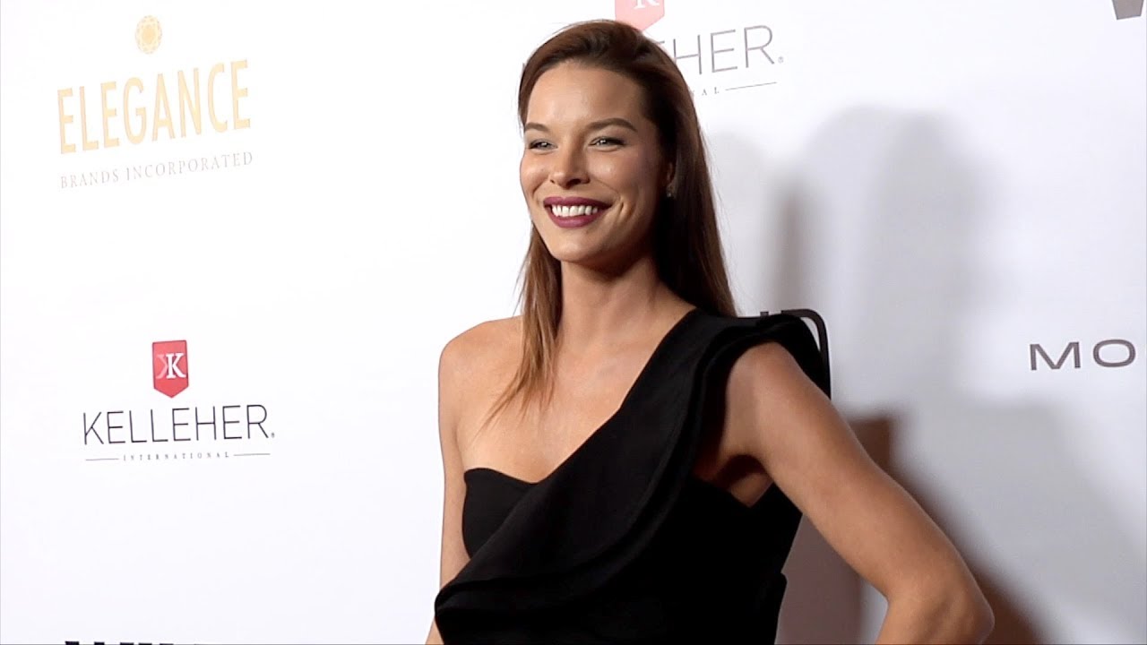 Liz Godwin 2019 WildAid Gala "A Night in Africa" Red Carpet - YouTube