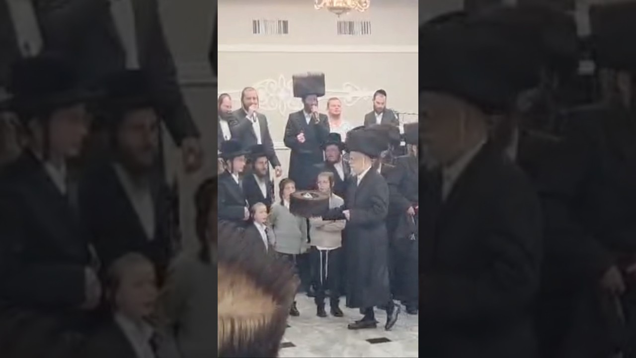 כמו בחתונות נכדיו: האדמו"ר מסערט וי'זניץ אוסף צדקה עם שטריימל בחתונה אמש לנכד ר' אלתר רוזנטל מארה"ב