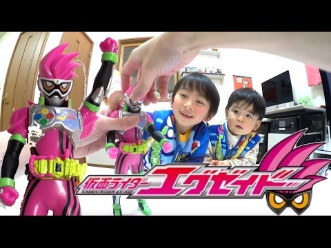 仮面ライダーエグゼイドのビッグフィギュアで戦いごっこ♬