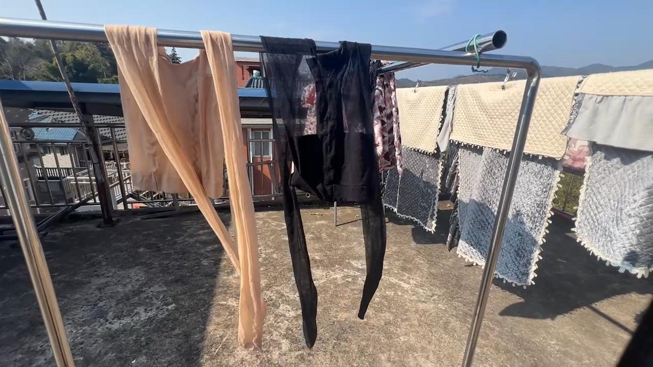 屋上で風になびく衣服