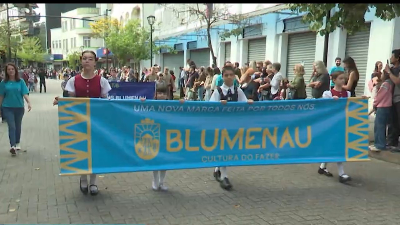 Com desfile e cerimônia, Blumenau dá início às comemorações dos 176 anos