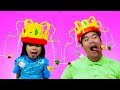 Emma Pretend Play con divertido JUGUETE de Chow Crown | Reto de Comida para NIÑOS