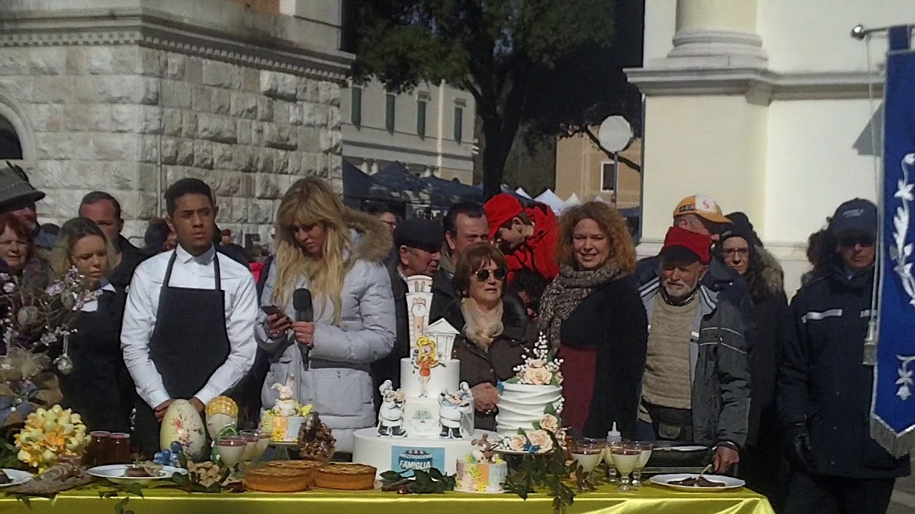 Elena Ballerini Messaggia in Attesa della Linea ..Aviano 04/03/2018