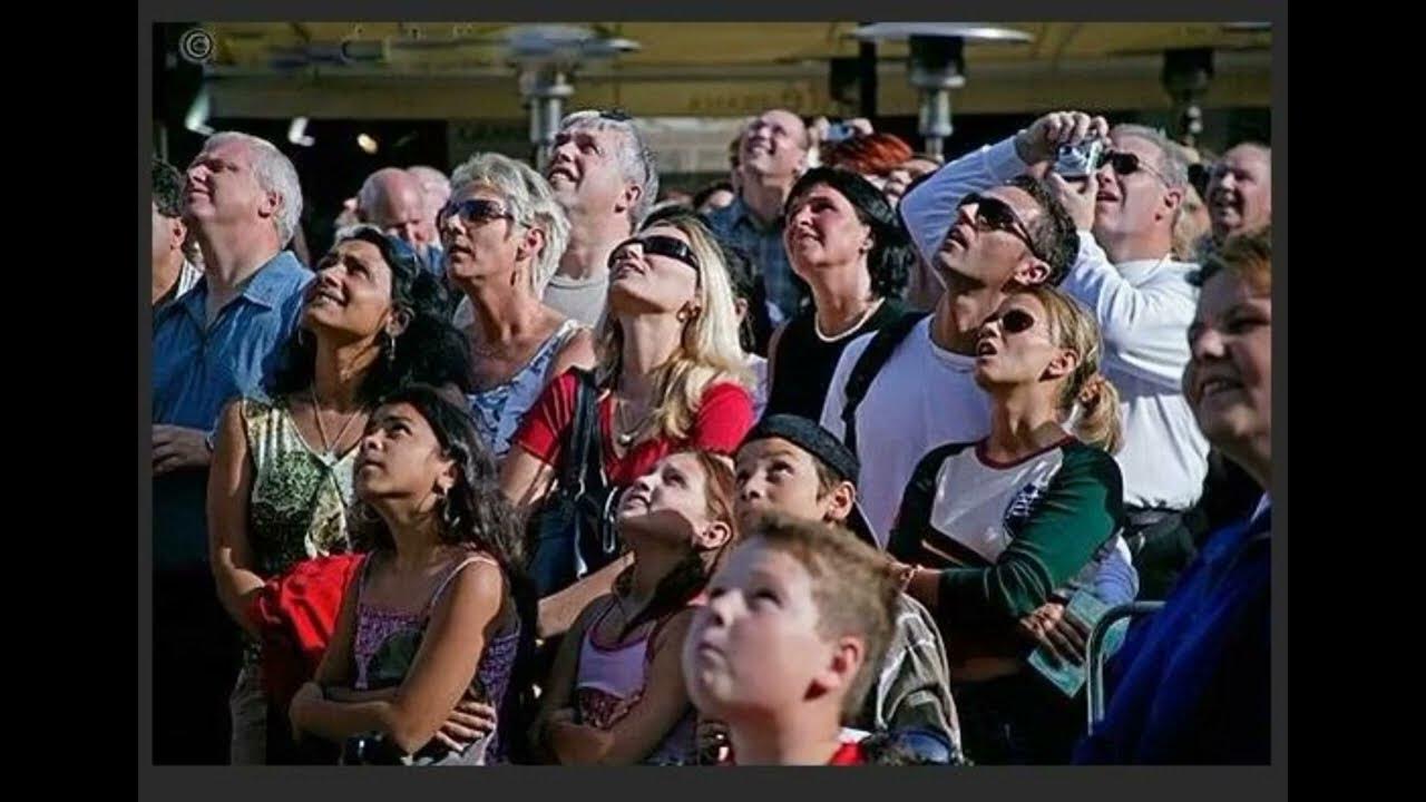 Толпа зевак 7. Случайная толпа. Человек толпы. Толпа с открытыми ртами. Толпа людей зевак.