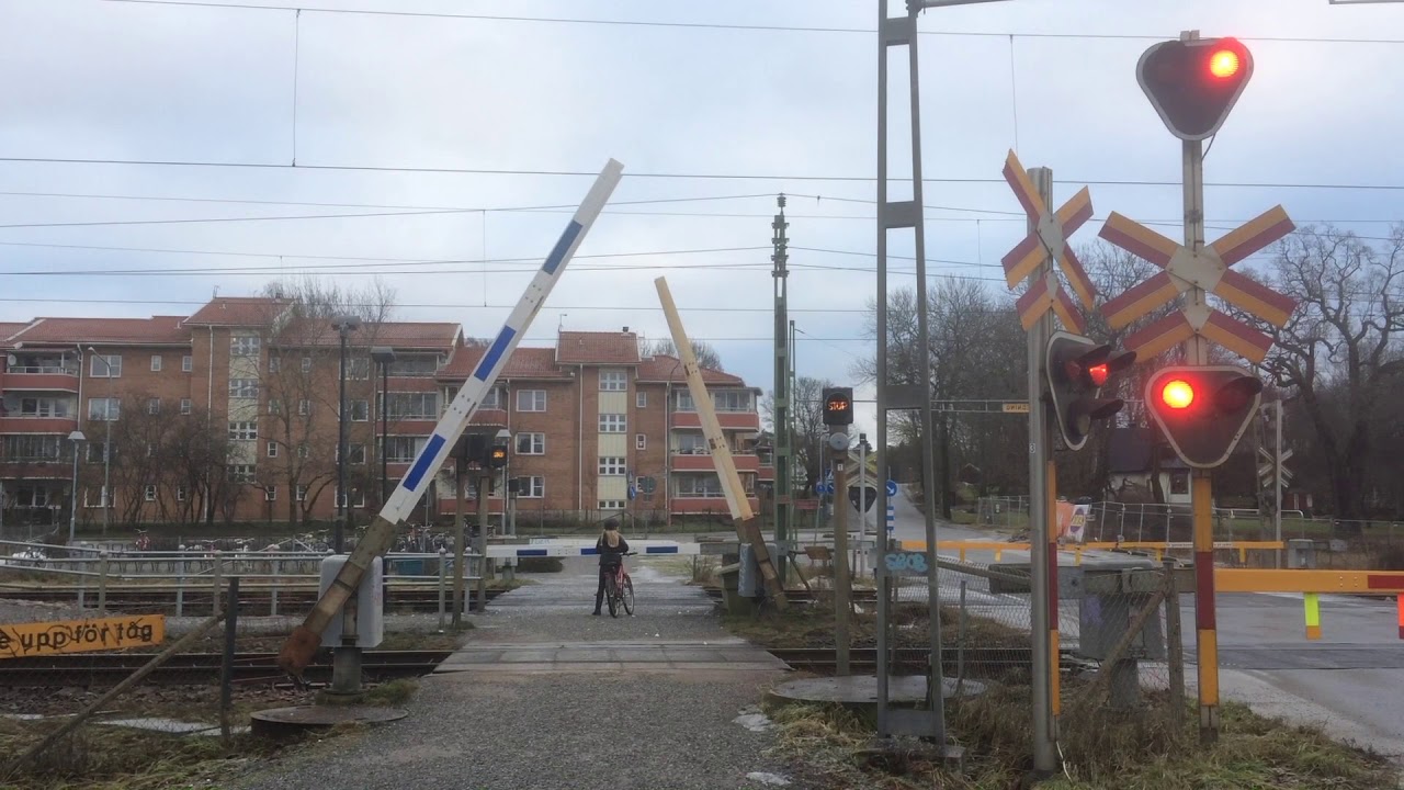 Plattformsbommar och Järnvägsövergång Knivsta (2017)/ Swedish level crossings