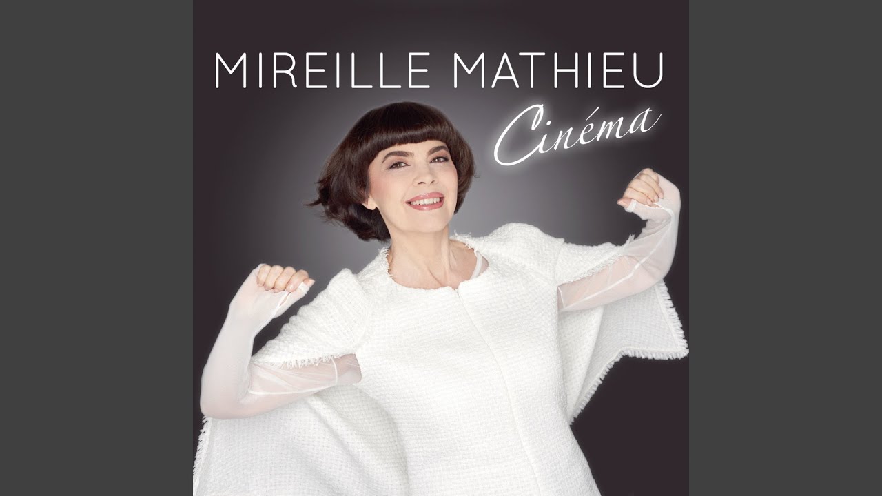 Deux petits chaussons de satin blanc