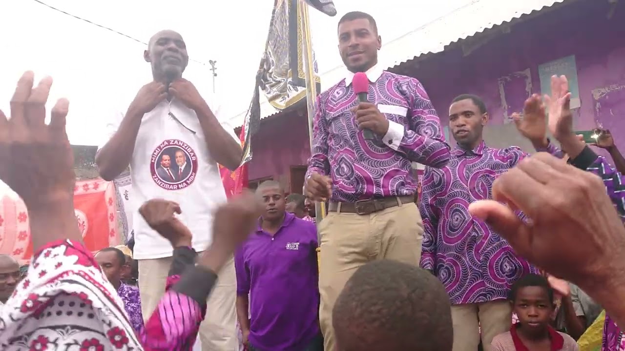 Mwenyekiti ACT Mkoa wa Wete akiunguruma jukwaani: Asema chama hiki hakina madalali