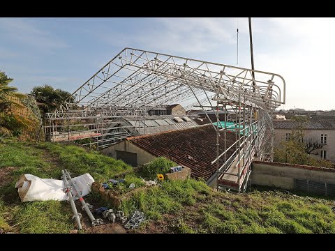 Saintes : pose du parapluie de protection du chantier de la médiathèque