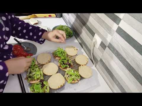 ابنن برجر بطريقتي وساهل ماهل مع سلطة خفيفة مرافقة تستاهل التجربة