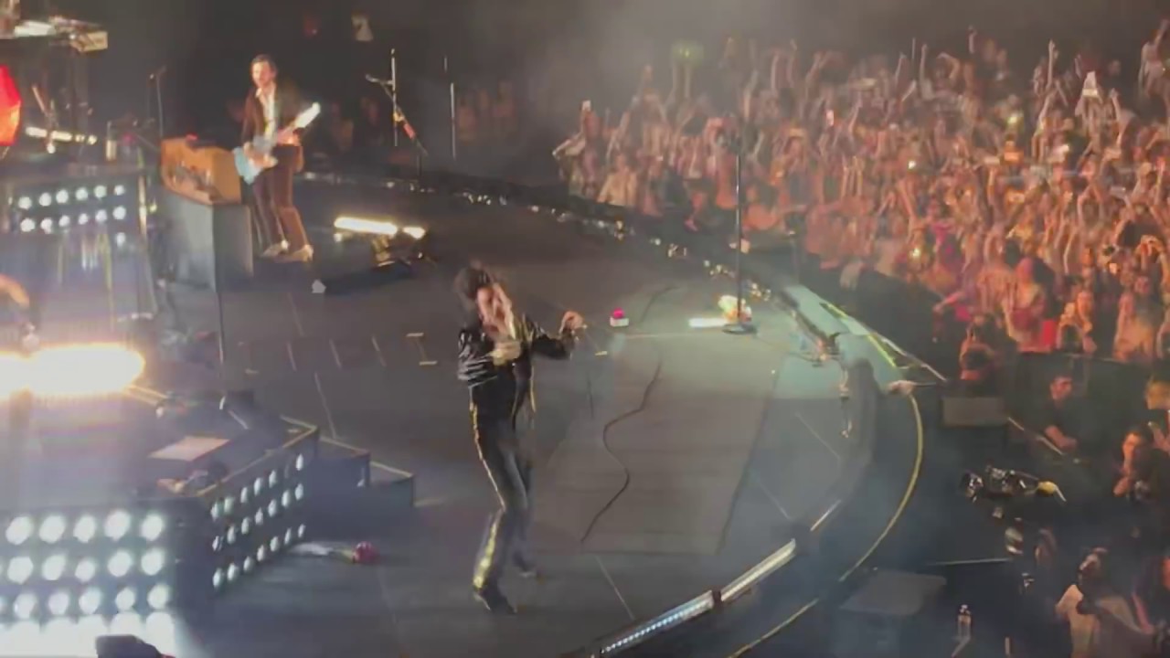 Harry Styles playing ‘Kiwi’ 3 times in a row at the Forum Night 2