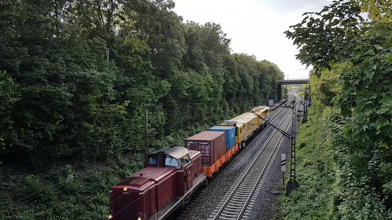 V100 in altrot mit Bauzug unterwegs in Stuttgart
