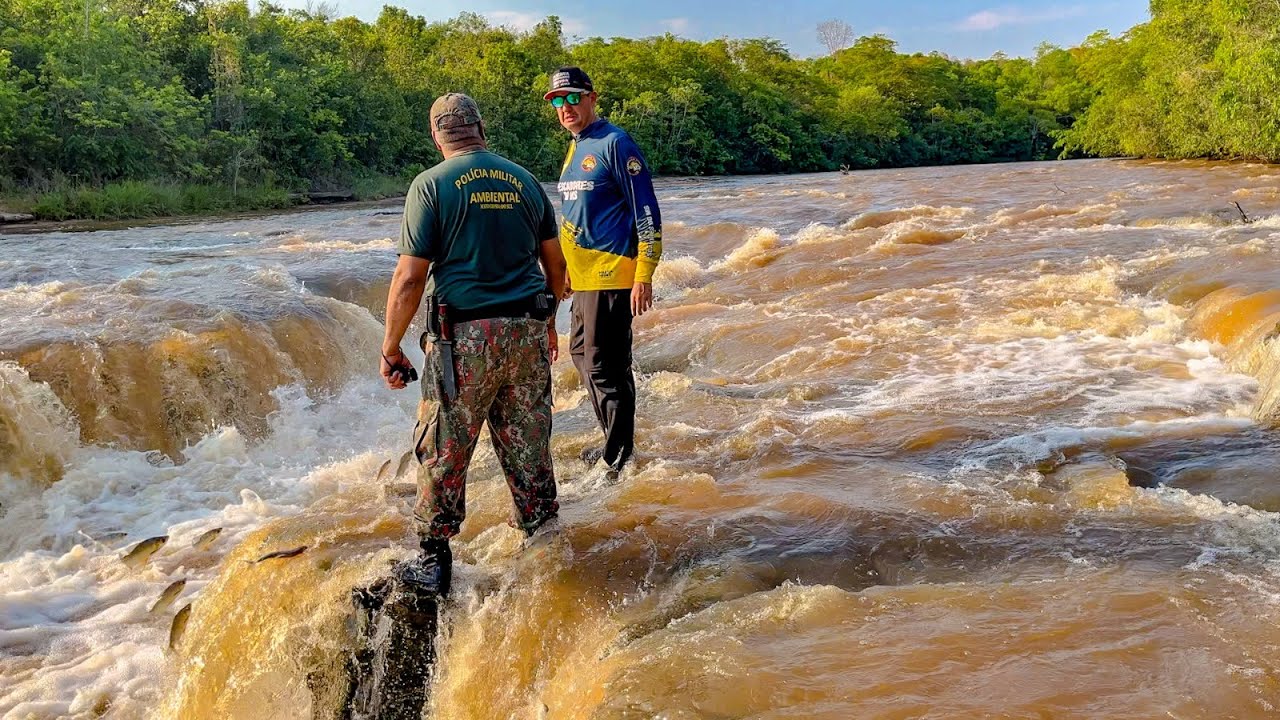 A POLÍCIA AMBIENTAL EM UM LUGAR PROIBIDO DE PESCA !!!