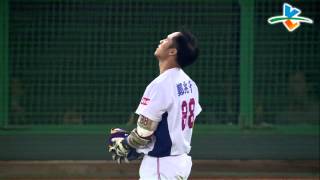 20131030 CPBL 獅vs犀牛 8下 阿讓直接把球打進黃恩賜的手套中，真是太可惜啦！！