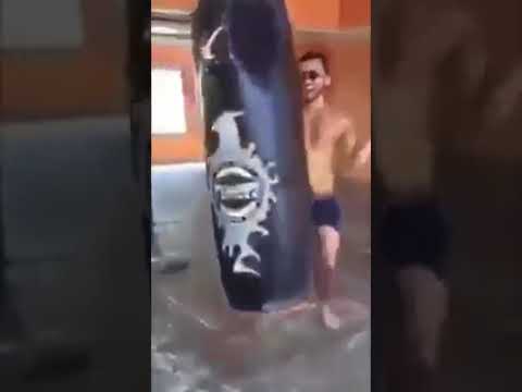 Çılgınca kum torbasını döven boksör adam