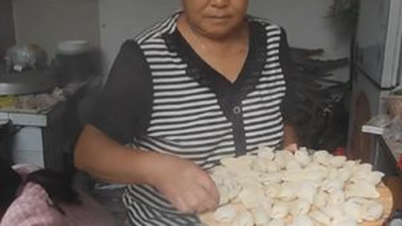 三姐中秋节回家走亲戚，中午老妈亲手包饺子吃，并嘱咐三姐常回家看看。