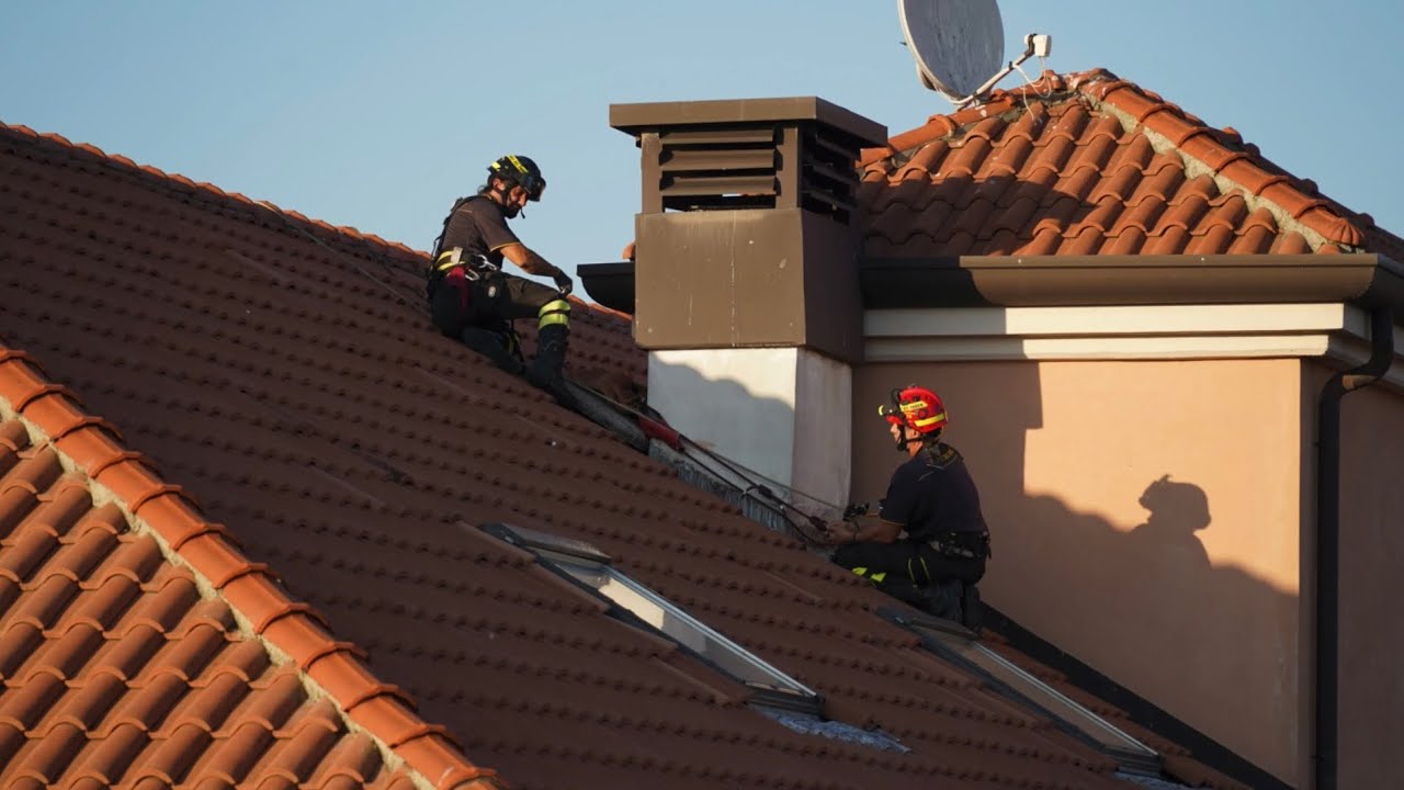 🚒👩‍🚒🐝 Bonfica insetti su grondaia