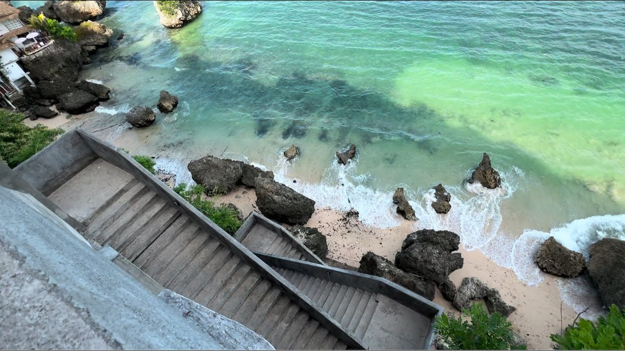 Jalanan Sempit dan puluhan anak tangga menuju Cafe Le Cliff Bali