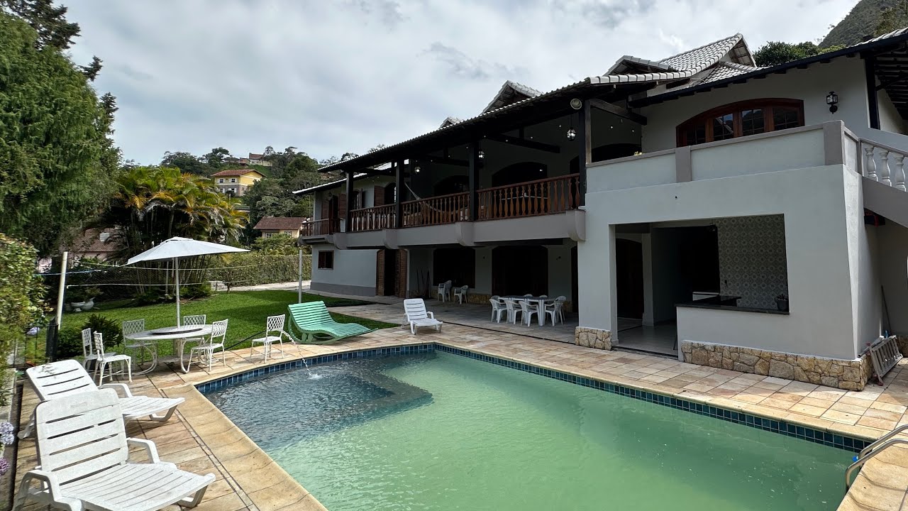 Casa linear com 4 quartos totalmente reformada com lazer privativo em condomínio a 8min do centro