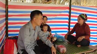 Hang visited Linh and inquired about Tien's situation.