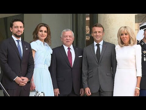 شاهد ماكرون وزوجته يستقبلان العاهل الأردني والملكة رانيا
