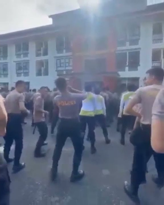 Viral video polisi lagi joget keren abis#shorts