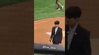 Baekhyun Setelah Tdanil Di Pembukaan Mlb  Dia Tersenyum Manis  baekhyun exo mlb