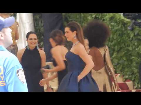 Video: Kerry Washington Visar Upp Sin Mage På Met Gala