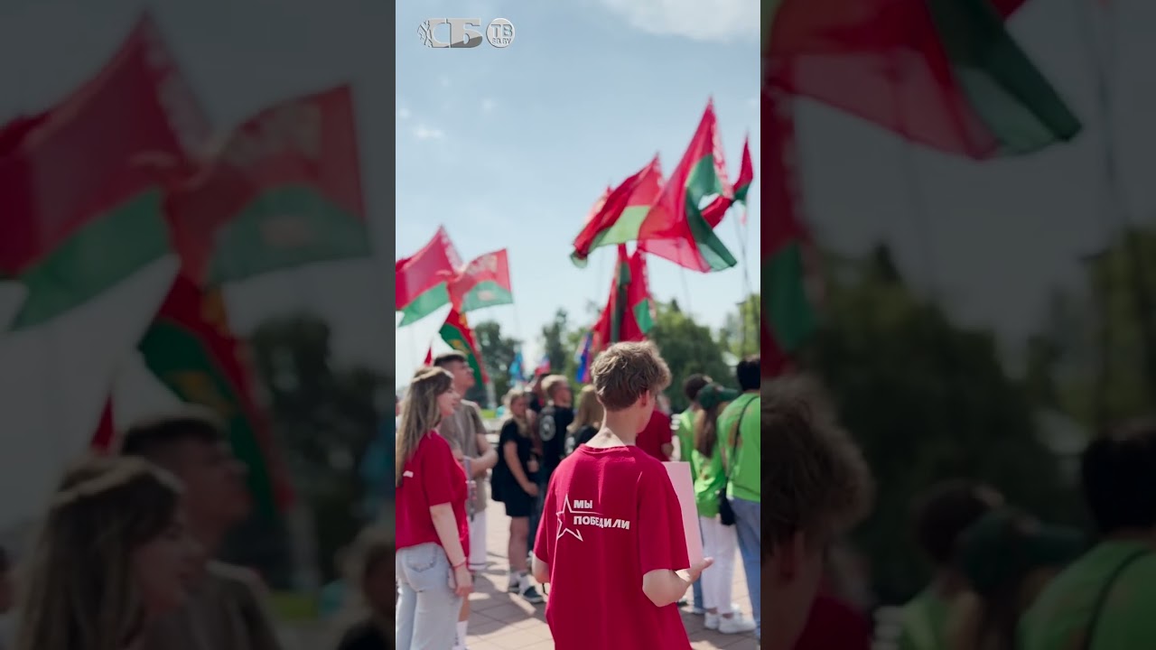 🇧🇾Огромный белорусский флаг пронесли по улицам фестивального Витебска!