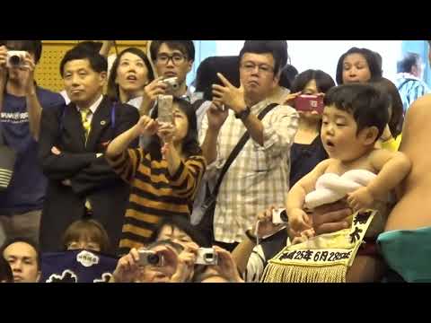 横綱鶴竜と翔太君土俵入り　2014年10月　さいたま場所