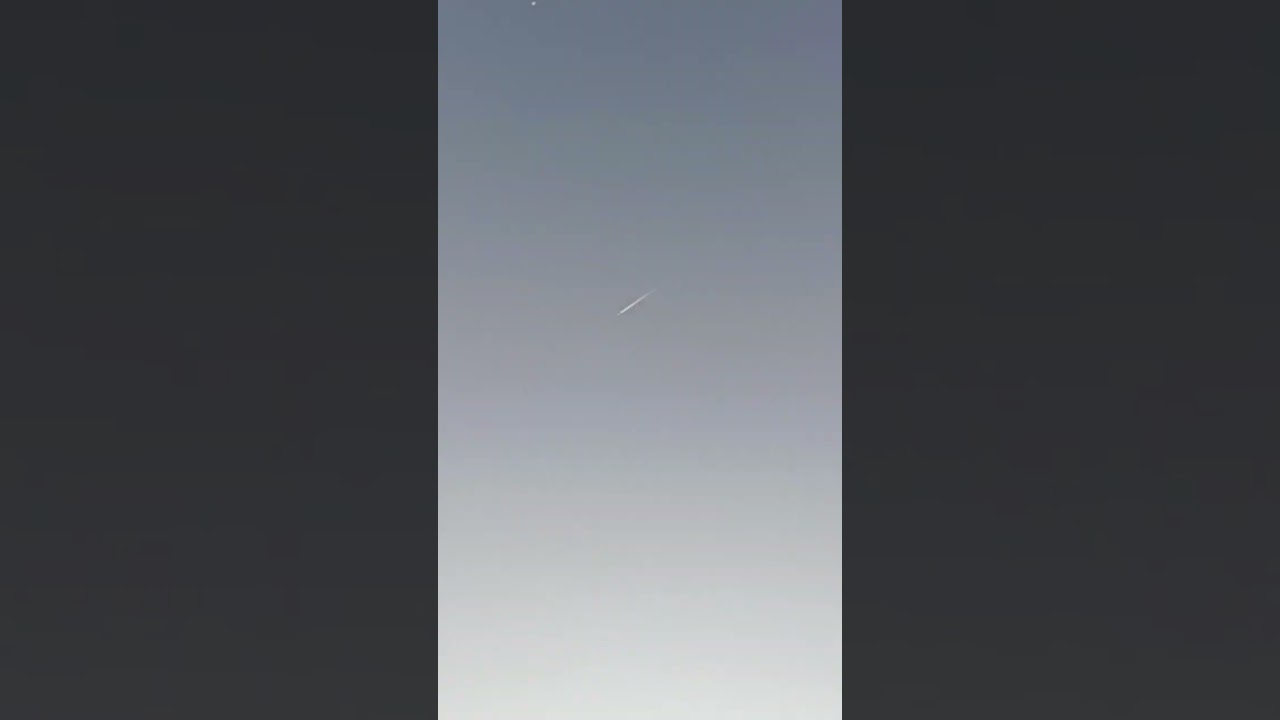 as coisas que voam no céu são muito rápido aviões e drones