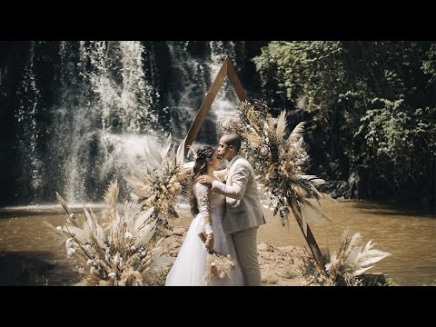 Casamento surpresa em uma cachoeira