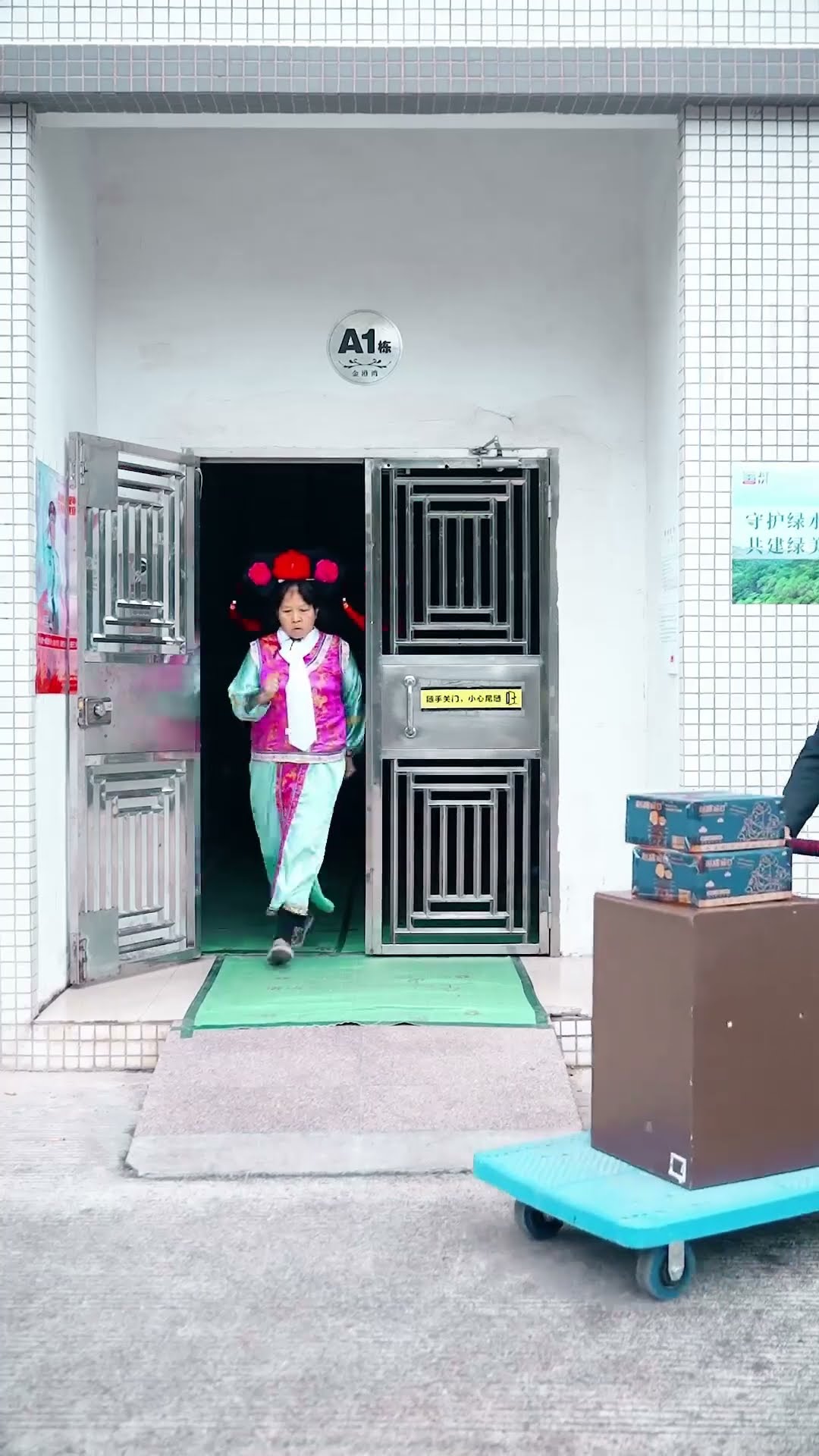 The Genius Ghost Brother Stole Rong's Mother's Safe! #Shorts#Guige