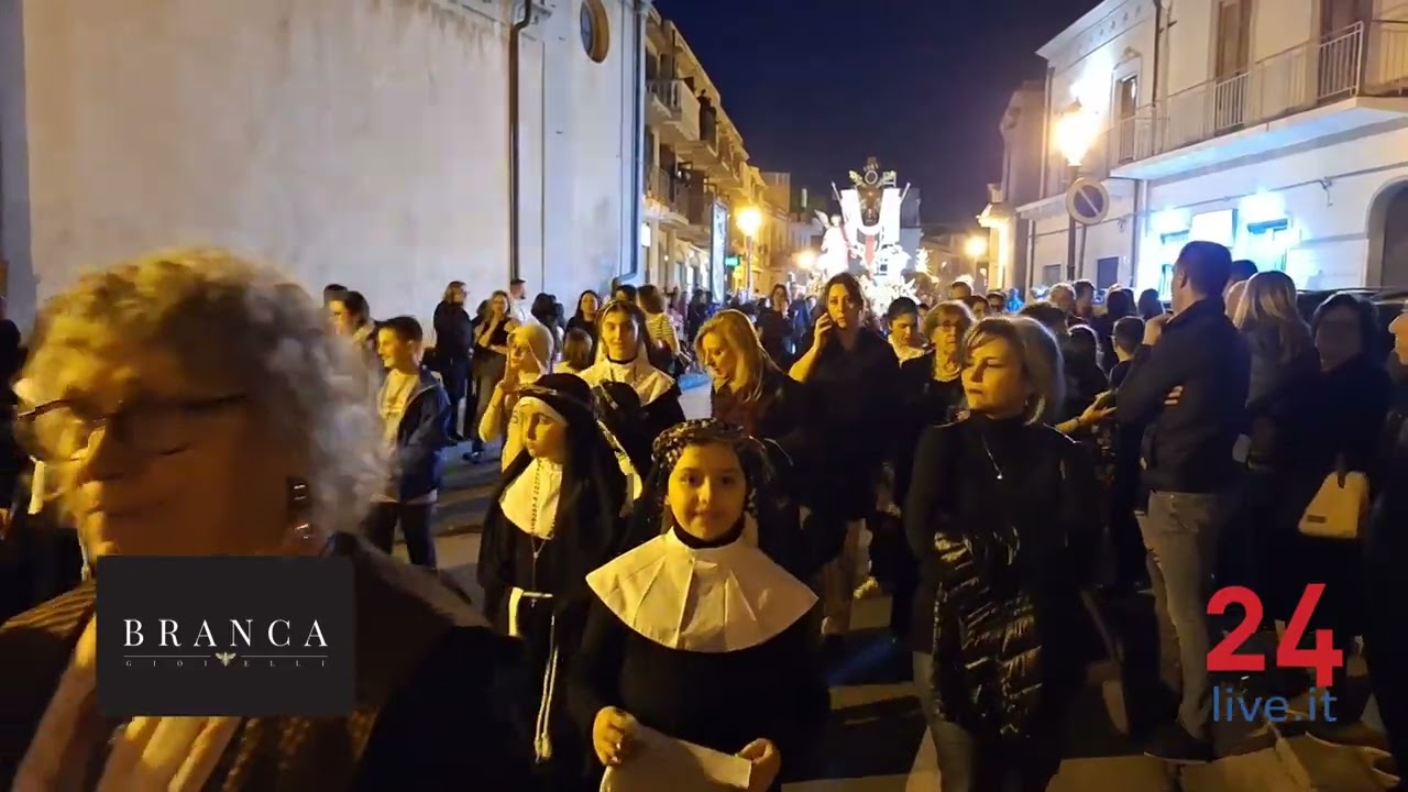 La processione delle Varette del venerdì santo a Pozzo di Gotto 2024