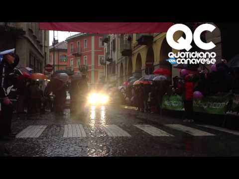 IVREA - l'arrivo di Paola Gianotti in piazza Palazzo di città. Keep brave