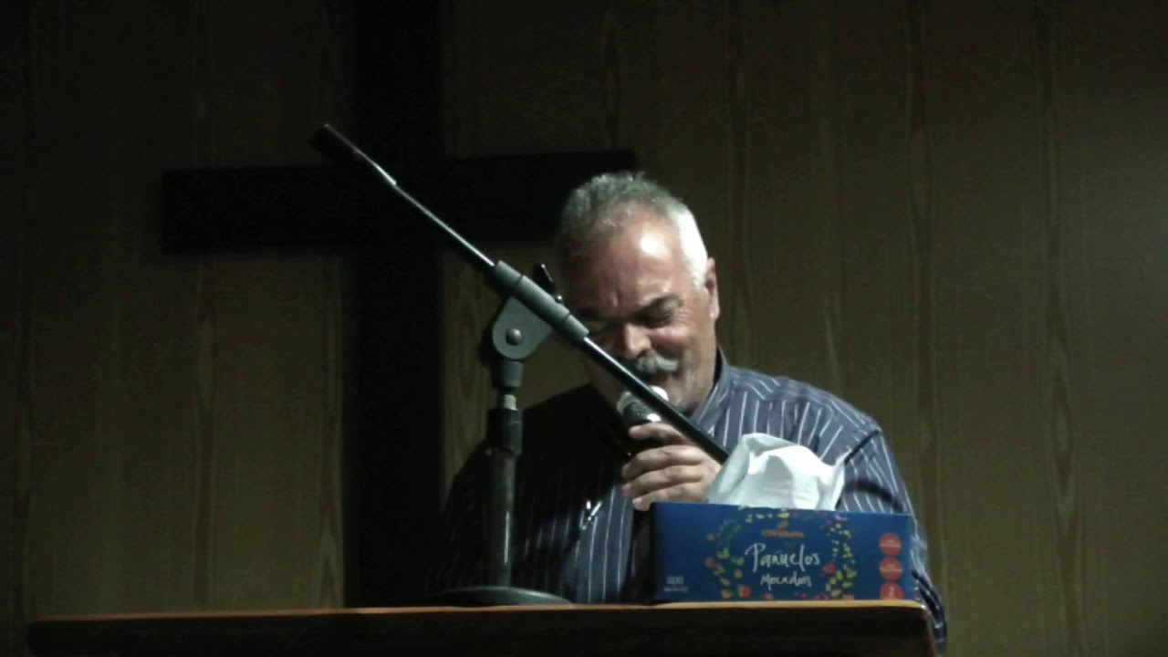 Hermano Bernabé cantando en la Iglesia de las Brevas de Castellón