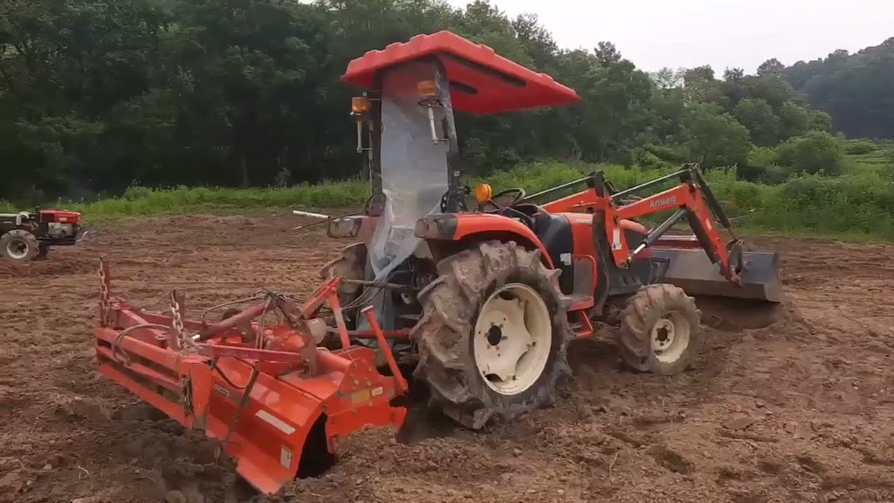 트랙터 로우더로 평탄작업 이렇게 하시면 클러치판 일주일이면  파손 (백만원 소요 )