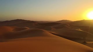 Atardecer en el desierto de Merzouga, Marruecos. Un día de viento.